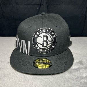 NEW ERA BROOKLYN NETS "SIDE SPLIT" 59FIFTY FITTED - BLACK